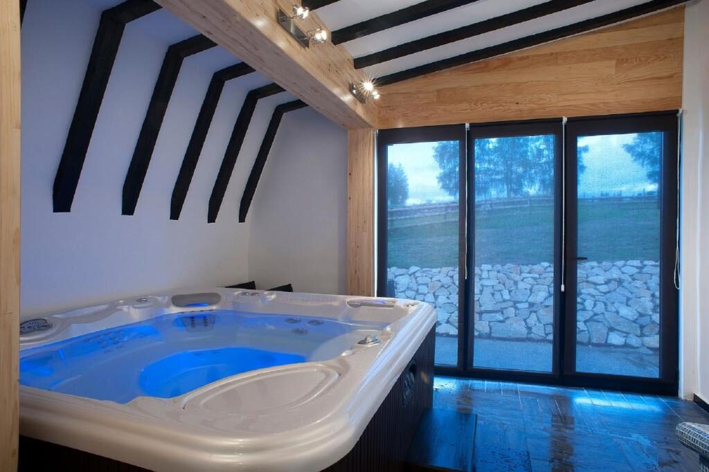 Jacuzzi in the wellness area with mountain view